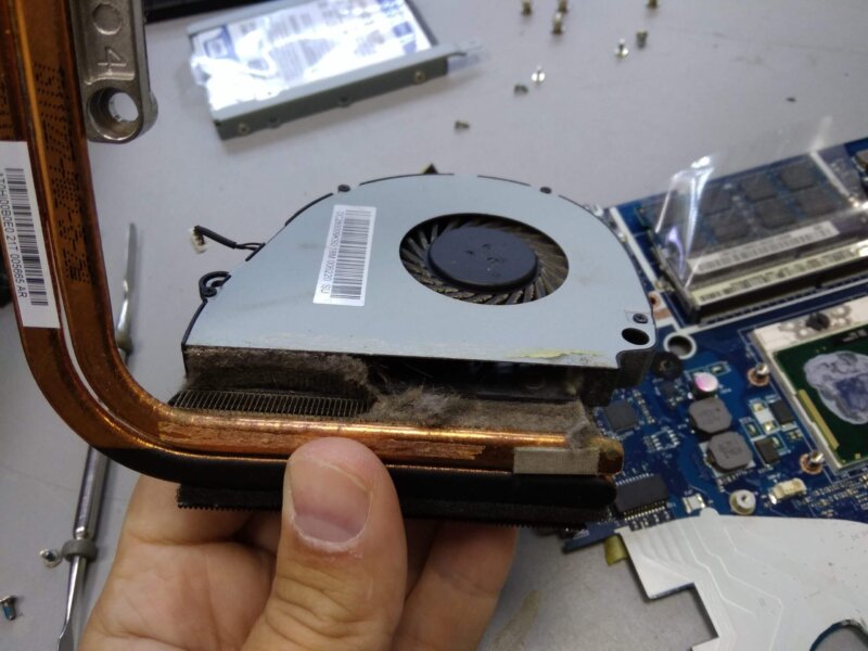 Чистка ноутбука от пыли с заменой термопасты