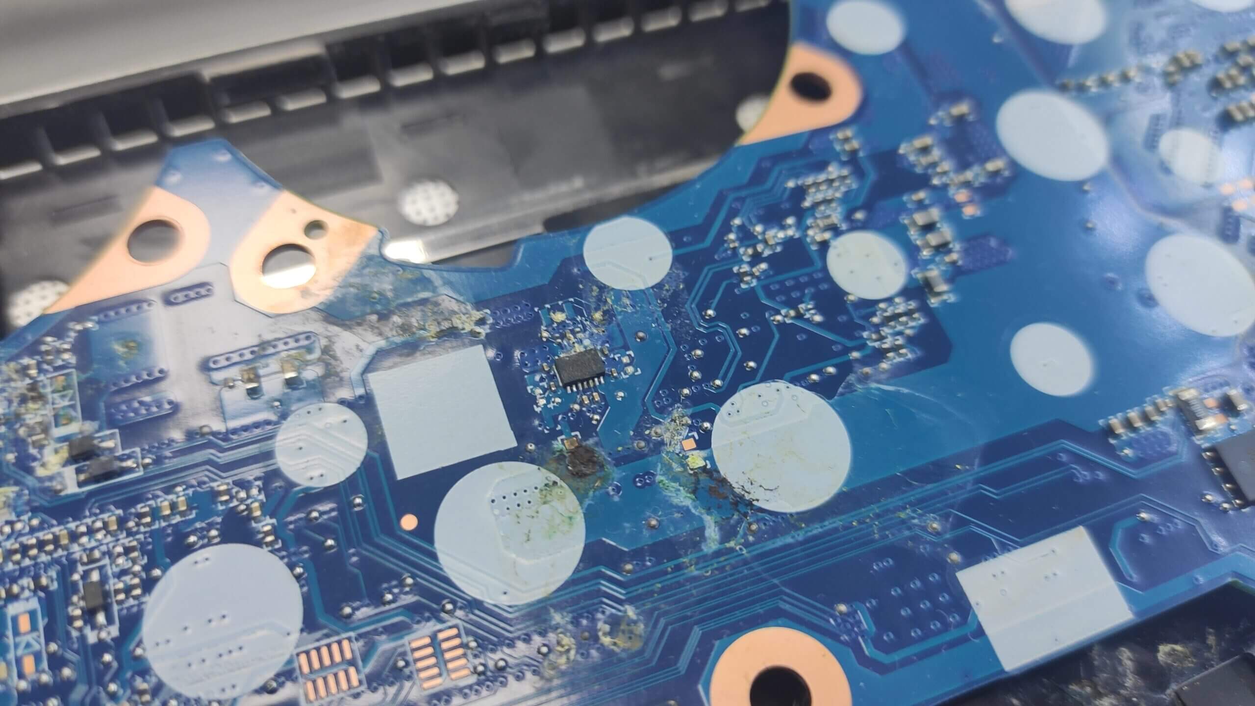 Ремонт ноутбука после залития жидкостью