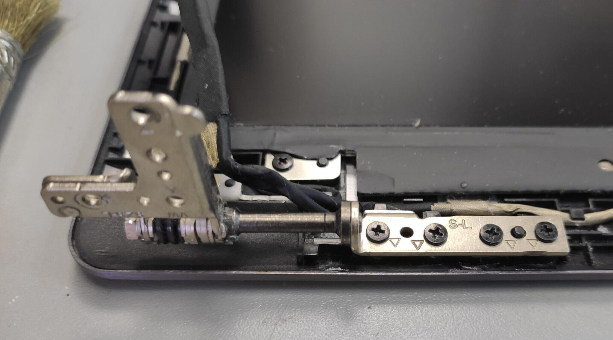 Замена петель крышки ноутбука