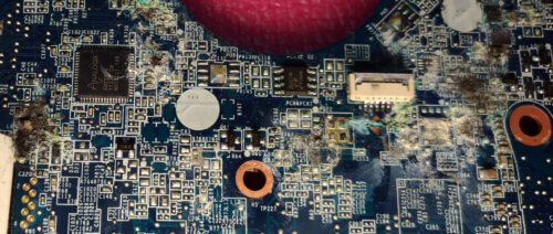 Почему ремонт ноутбуков так дорого стоит - окись на материнской плате после залития